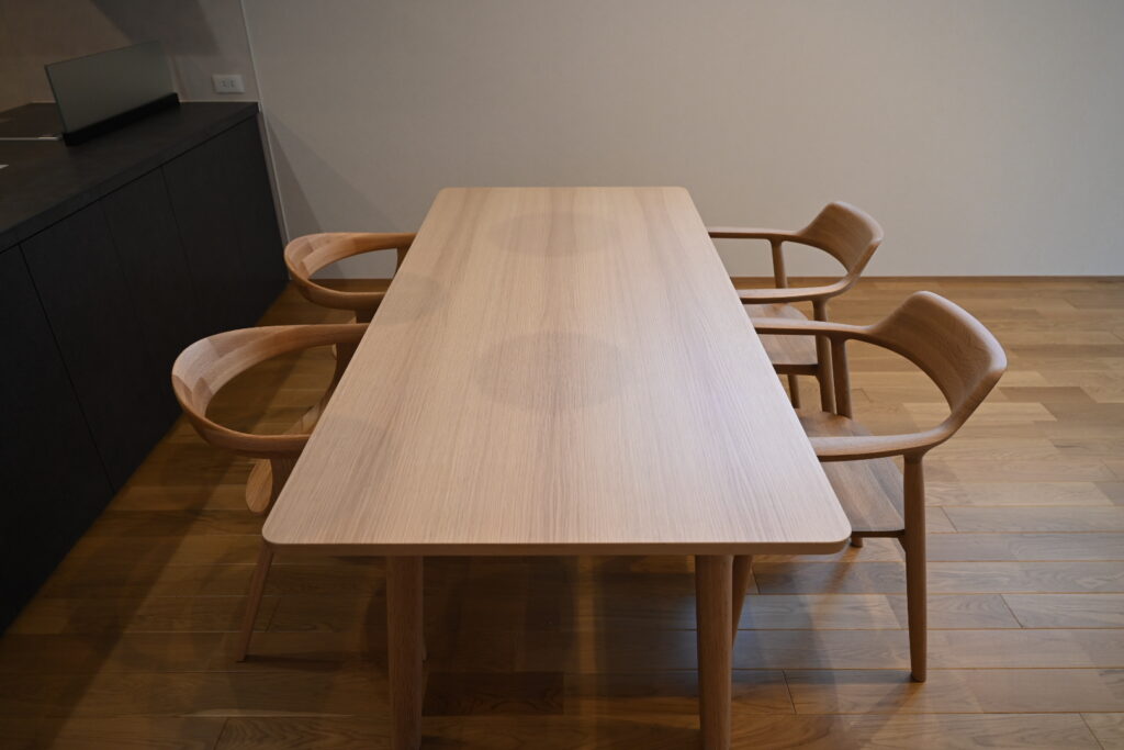 maruniのダイニングテーブル HIROSHIMA180とHIROSHIMAアームチェアとFuji Furniture Nagi