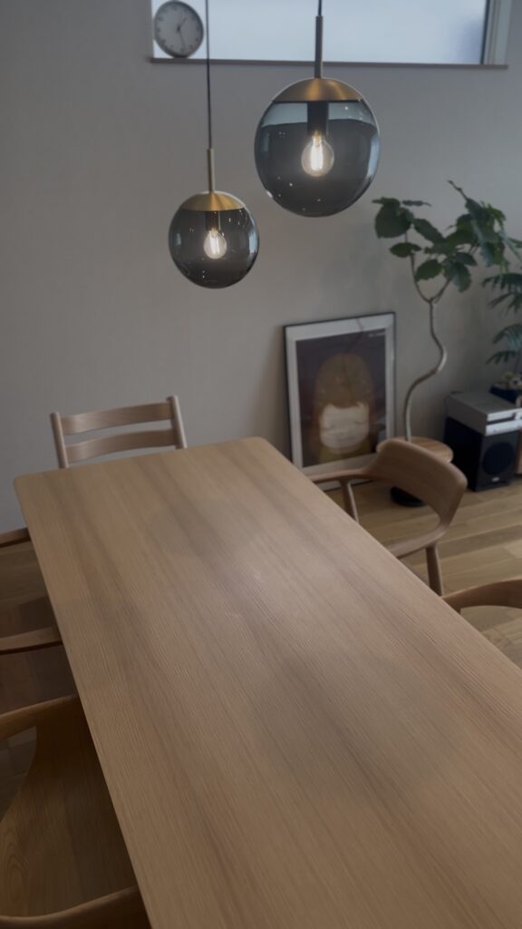 maruniのダイニングテーブル HIROSHIMA180とHIROSHIMAアームチェアとFuji Furniture Nagi