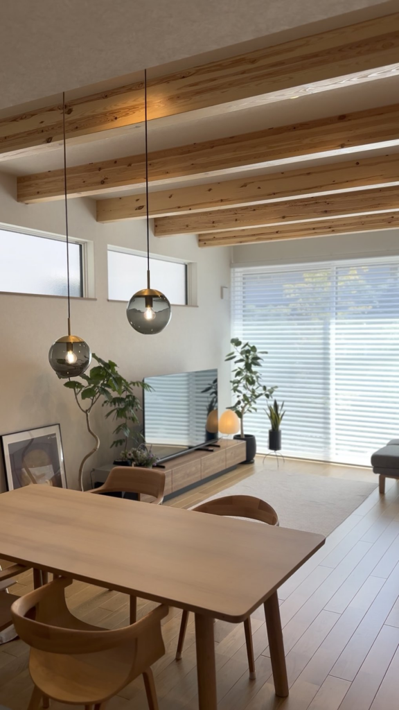 住友林業のオーク床と現し梁を採用したジャパンディテイストのリビング