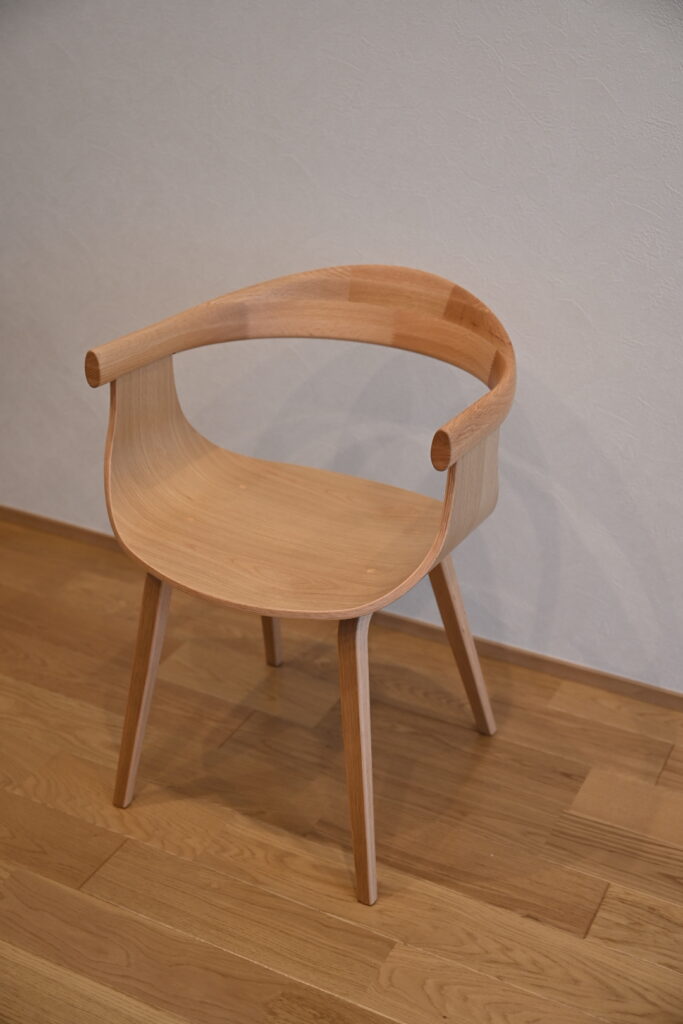 Fuji Furnitureのダイニングチェア「Nagi」