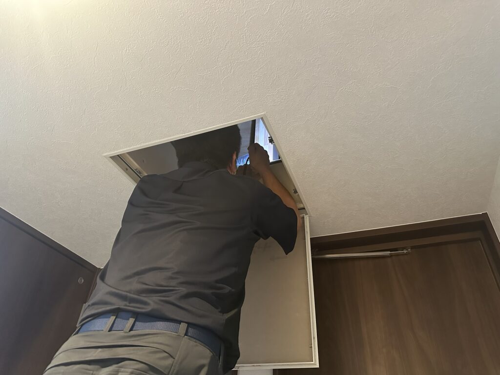 天井点検口を開けて点検している様子